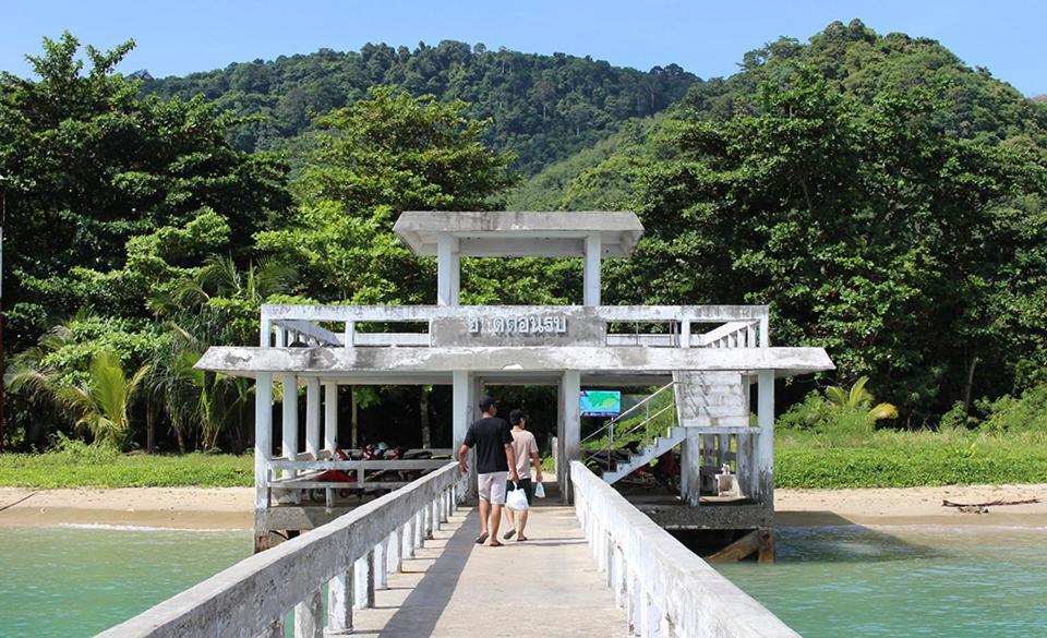 Baan Mai Beachfront Lone Island Phuket Exteriör bild